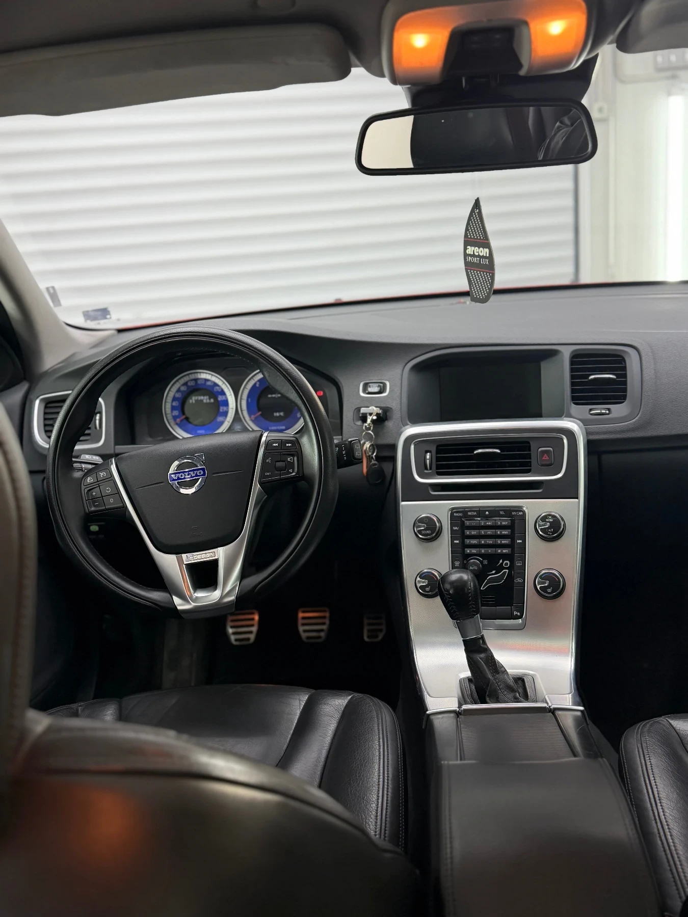 Volvo V60 2.4 D5 R Design, снимка 9 - Автомобили и джипове - 56599449