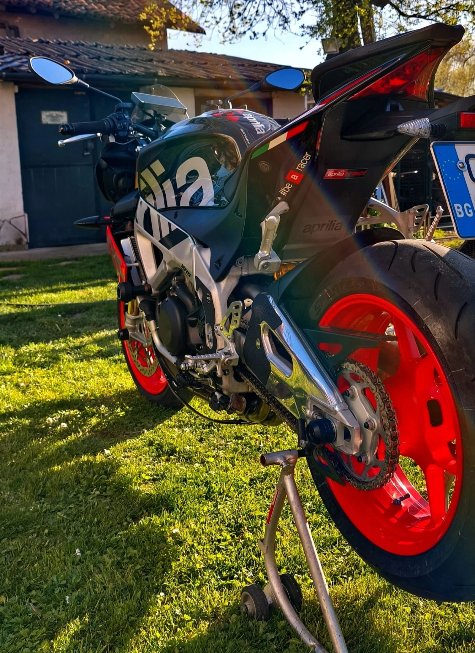 Aprilia Tuono V4 1100 FACTORY  - изображение 3