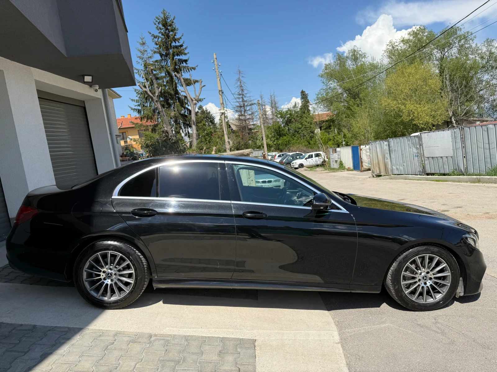 Mercedes-Benz E 220 AMG/HeadUp/360 камера/Панорама/Гаражна - изображение 4