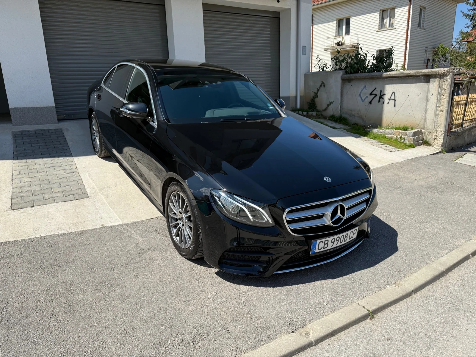 Mercedes-Benz E 220 AMG/HeadUp/360 камера/Панорама/Гаражна - изображение 2