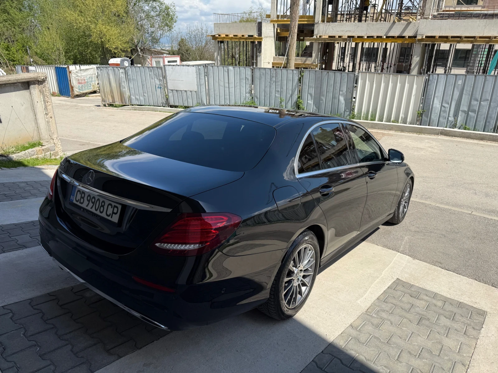 Mercedes-Benz E 220 AMG/HeadUp/360 камера/Панорама/Гаражна - изображение 5