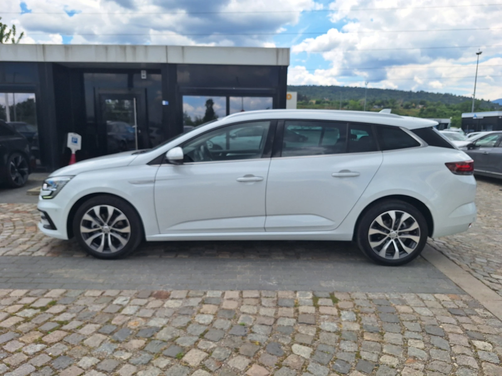 Renault Megane 1.3Tce/ 140к.с./Grandtour/INTENS/КАПАРИРАН!, снимка 8 - Автомобили и джипове - 54972373