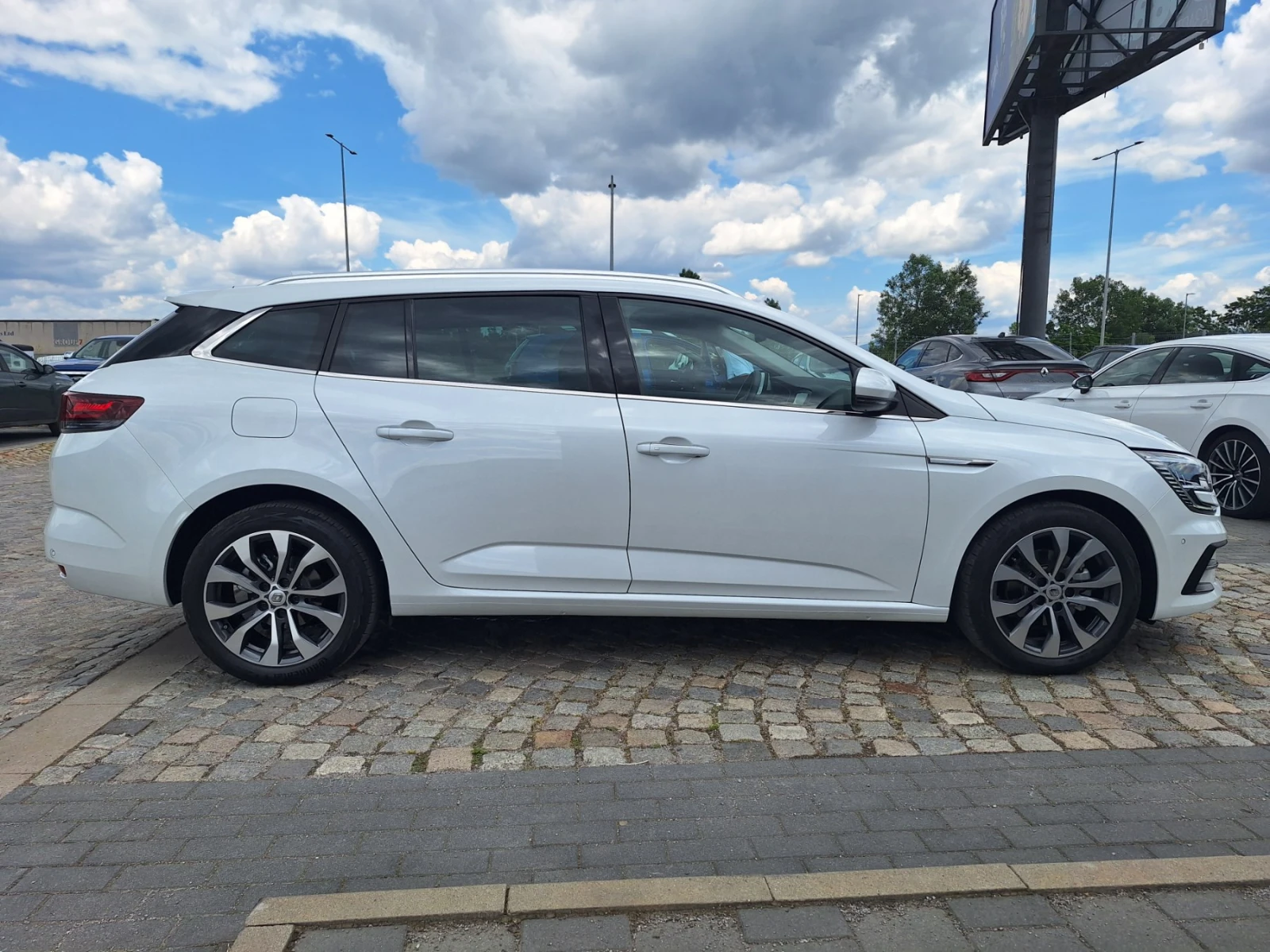 Renault Megane 1.3Tce/ 140к.с./Grandtour/INTENS/КАПАРИРАН!, снимка 7 - Автомобили и джипове - 54972373