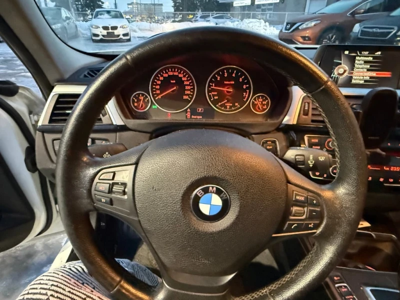 BMW 320 * 320i xDrive * CARFAX * БЕЗ ПЪРВОНАЧАЛНА ВНОСКА, снимка 7 - Автомобили и джипове - 53091498