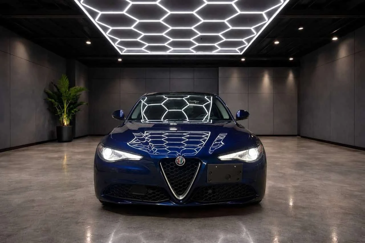 Alfa Romeo Giulia * 4dr Sdn RWD * CARFAX * ЦЕНА ДО БГ, снимка 2 - Автомобили и джипове - 55380462