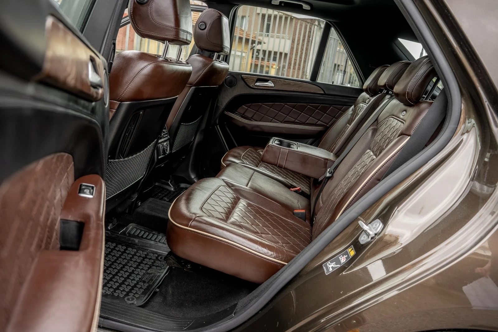 Mercedes-Benz ML 350 BlueTEC-AMG-DESIGNO-EDITION1-PANO-DISTR-ОБДУХ-FULL, снимка 17 - Автомобили и джипове - 55036945