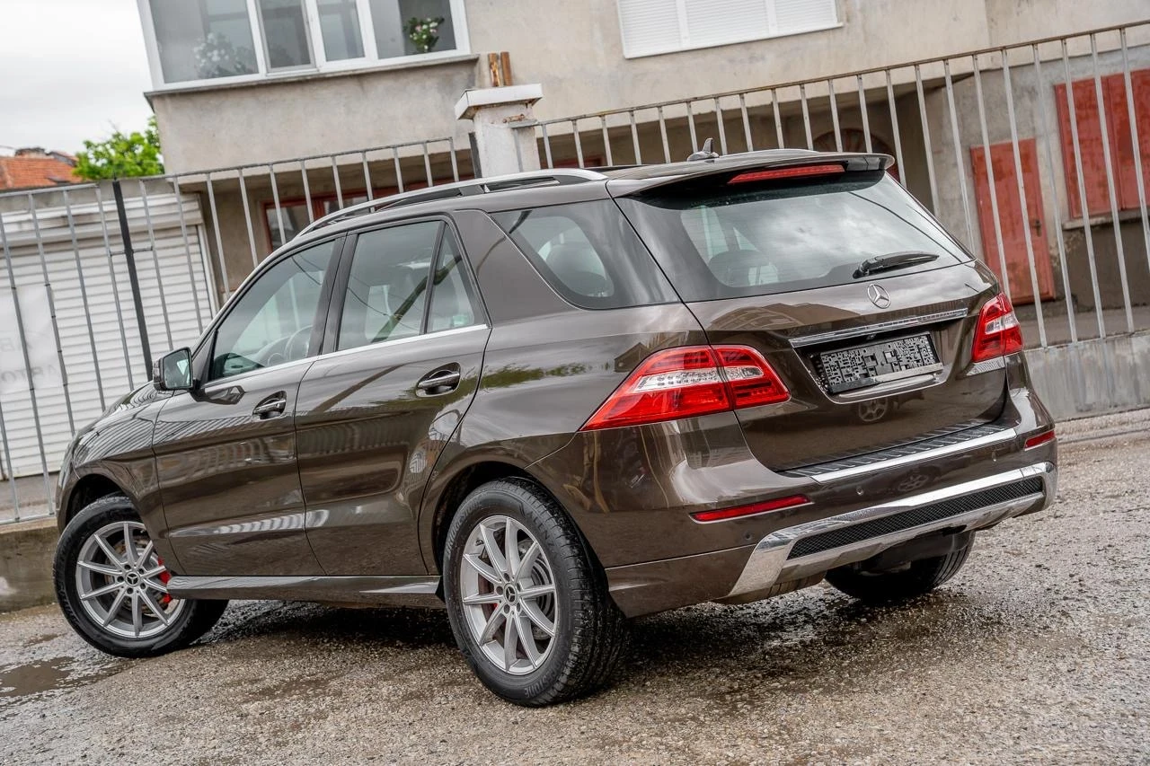 Mercedes-Benz ML 350 BlueTEC-AMG-DESIGNO-EDITION1-PANO-DISTR-ОБДУХ-FULL, снимка 5 - Автомобили и джипове - 55036945