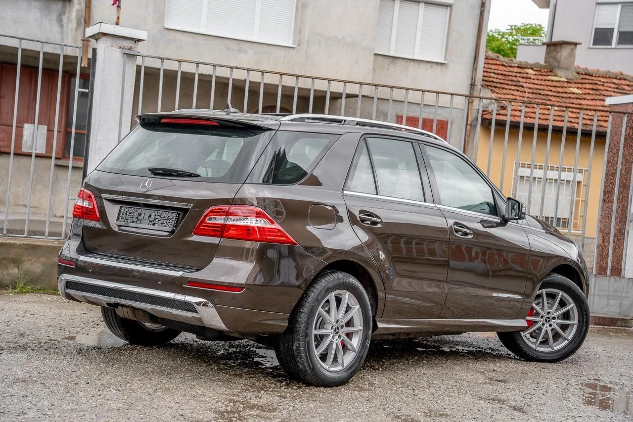 Mercedes-Benz ML 350 BlueTEC-AMG-DESIGNO-EDITION1-PANO-DISTR-ОБДУХ-FULL, снимка 6 - Автомобили и джипове - 55036945