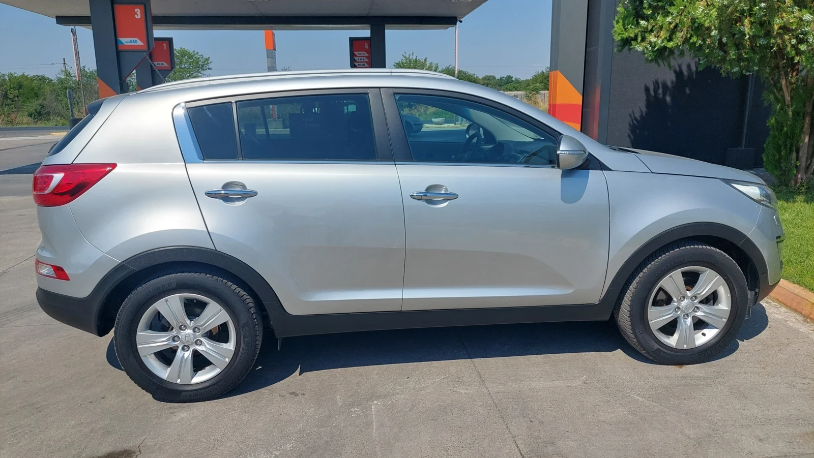 Kia Sportage 1.6i NAVI FULL ТОП !!!, снимка 4 - Автомобили и джипове - 55557517