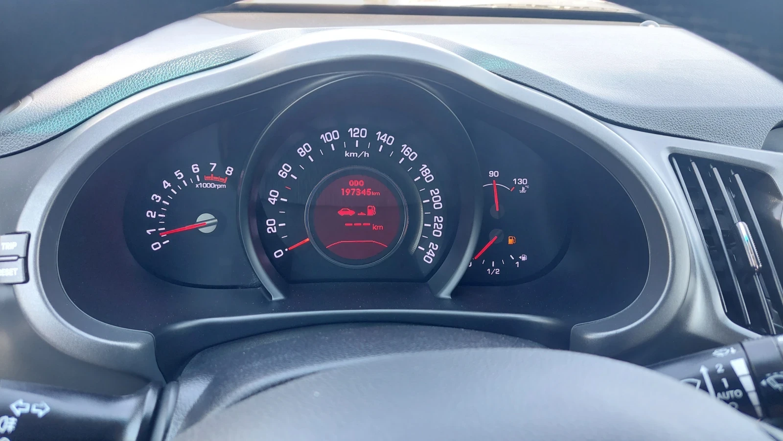 Kia Sportage 1.6i NAVI FULL ТОП !!!, снимка 12 - Автомобили и джипове - 55557517