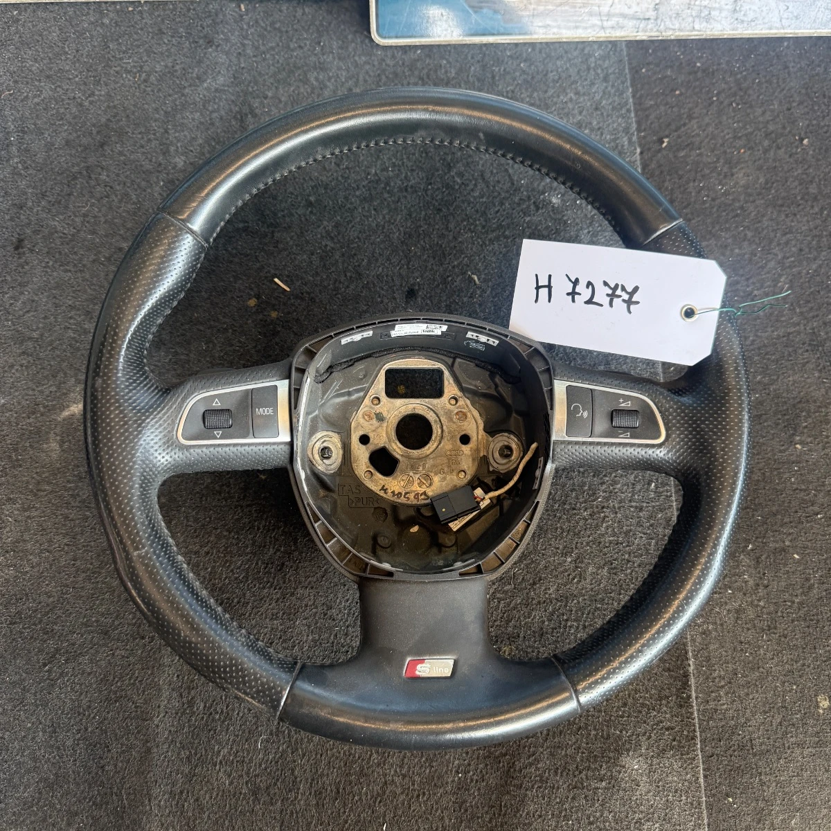 Трилъчев кожен мултиволан с пера за Audi A6 4F Q7 4L 4F0419091DP-4124