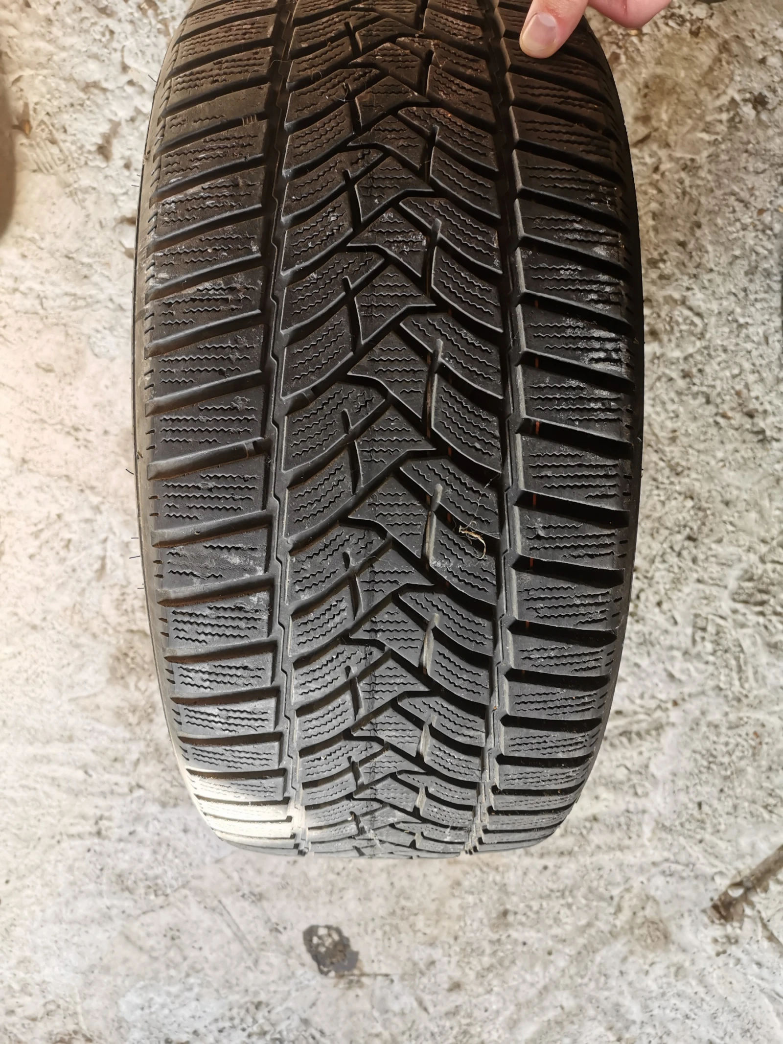 Гуми Зимни 225/40R18, снимка 2 - Гуми и джанти - 54681475