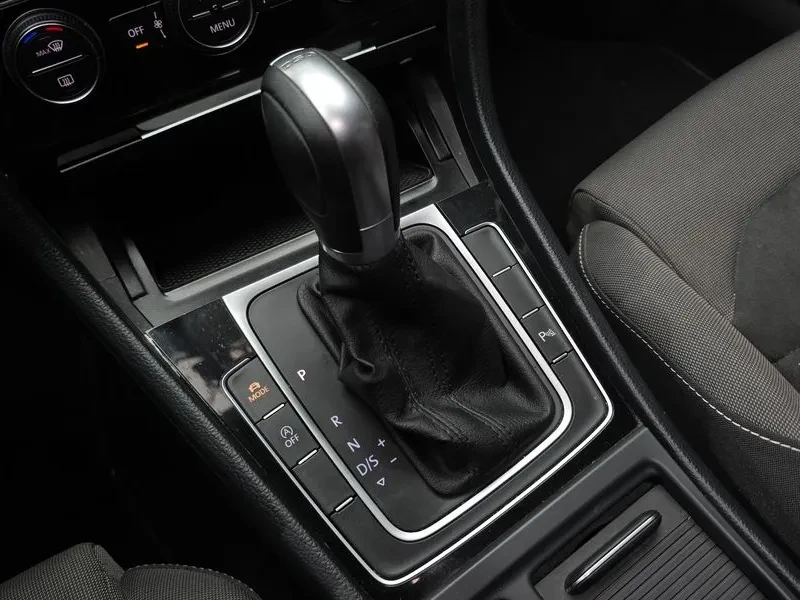 VW Golf 2.0 TDI, снимка 9 - Автомобили и джипове - 54300716
