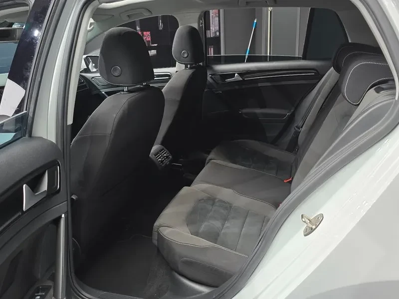 VW Golf 2.0 TDI, снимка 13 - Автомобили и джипове - 54300716
