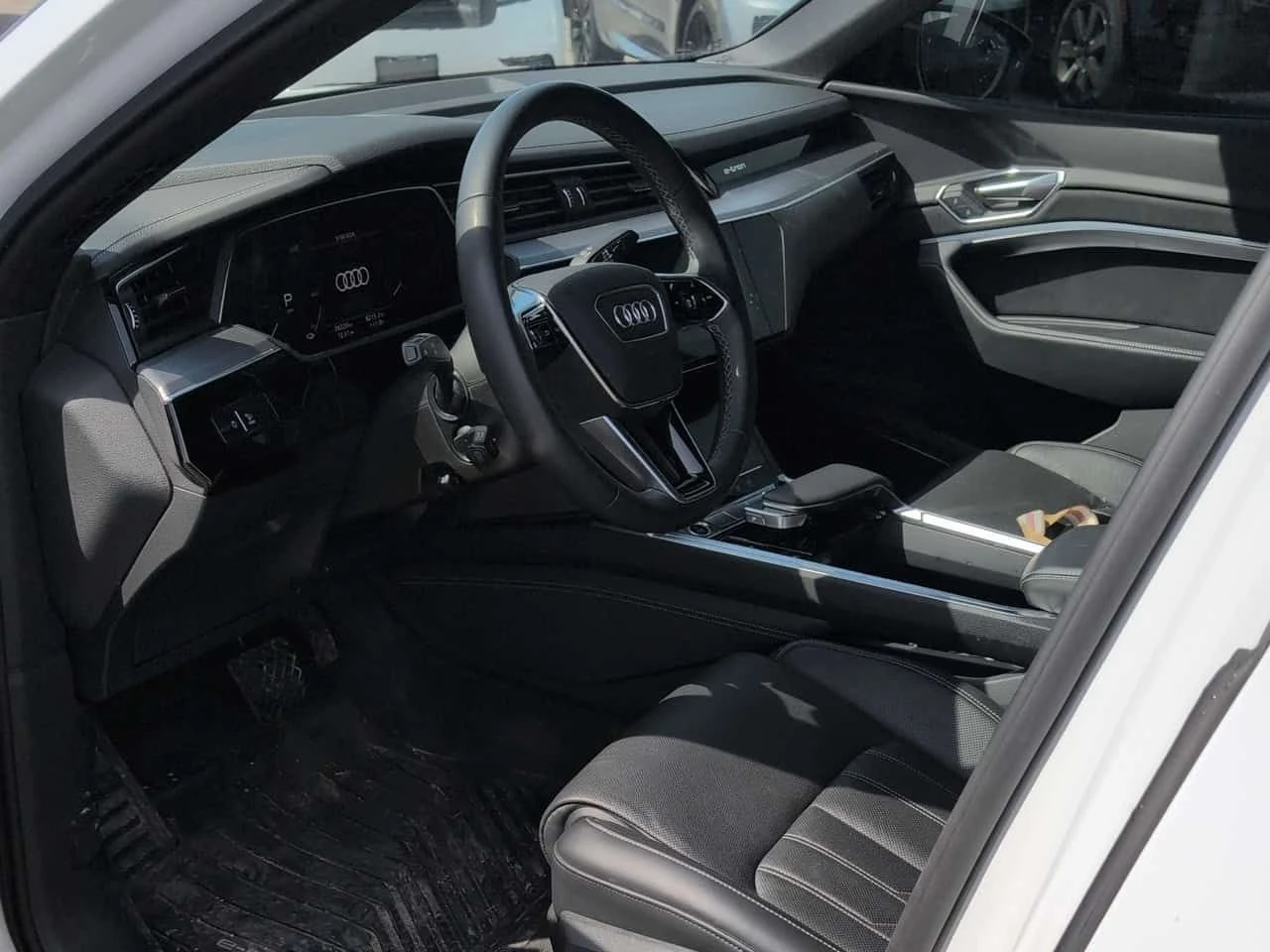 Audi E-Tron * Technik * 360 * ПРЕДСТАВИТЕЛСТВО * ОБДУХВАНЕ, снимка 5 - Автомобили и джипове - 54034624