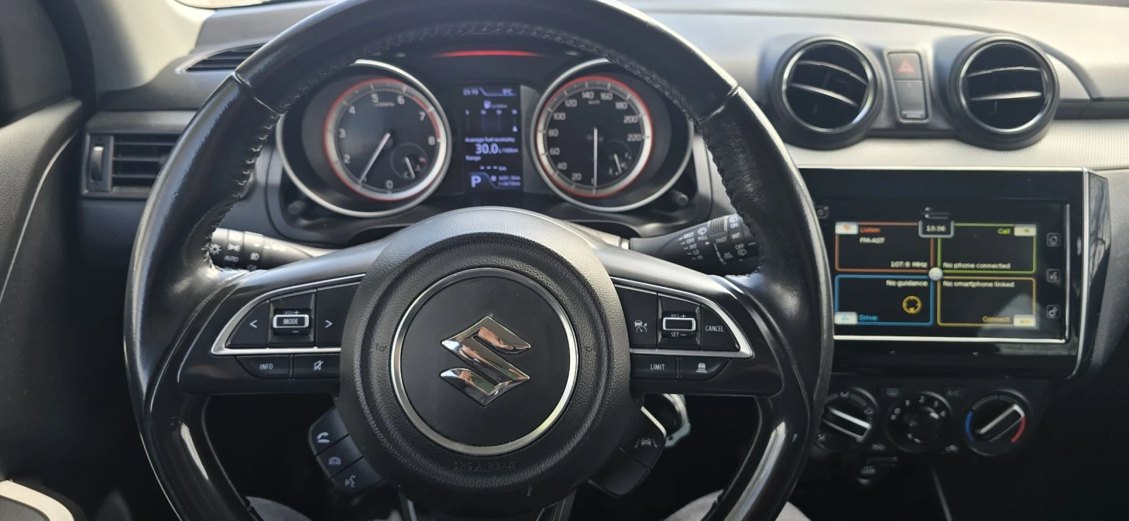 Suzuki Swift 1.2 HYBRID, снимка 9 - Автомобили и джипове - 54159021