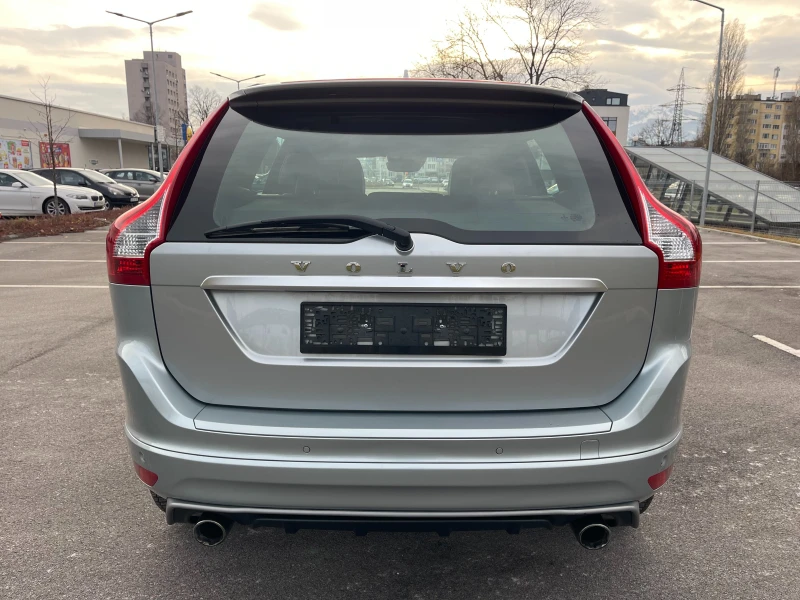 Volvo XC60 2.4D* R-Design* AWD* ПАНОРАМА* 100000км* , снимка 5 - Автомобили и джипове - 48444316