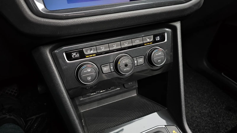 VW Tiguan 2.0TDI PRESTIGE , снимка 17 - Автомобили и джипове - 52534777