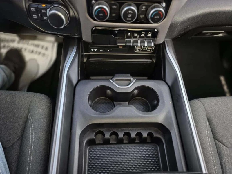 Dodge RAM 1500 Big Horn PANO* ПОДГРЕВ* CAM* CARPLAY* , снимка 16 - Автомобили и джипове - 52569584