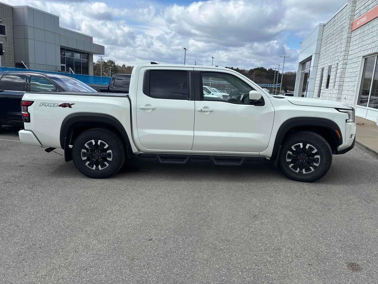 Nissan Frontier Crew Cab Bed 4x4  CARFAX, снимка 3 - Автомобили и джипове - 54123471