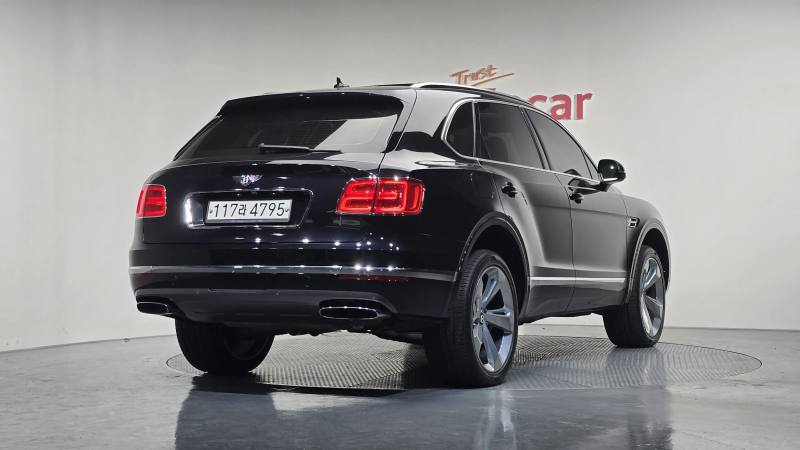 Bentley Bentayga W12* 360* МАСАЖ* ЕЛ. БАГАЖНИК* КРАЙНА ЦЕНА, снимка 2 - Автомобили и джипове - 55496087