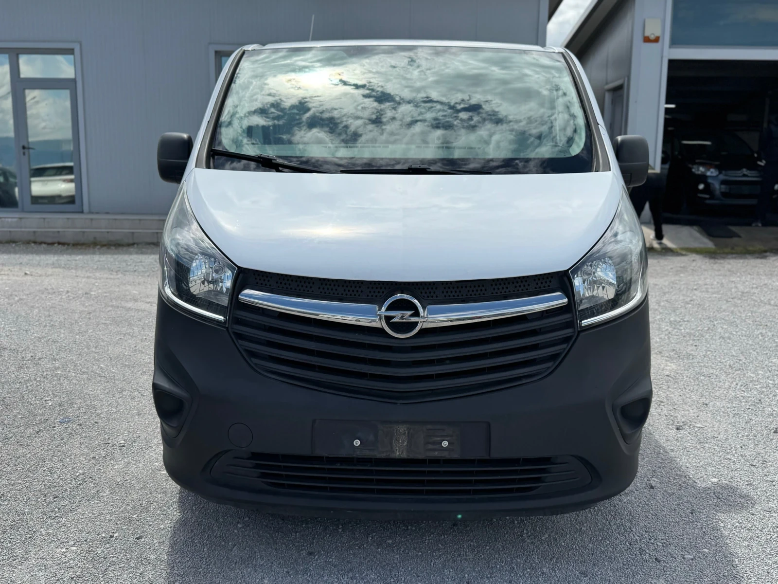 Opel Vivaro ТОП СЪСТОЯНИЕ/ РЕАЛНИ 185.000км!!!, снимка 2 - Бусове и автобуси - 54565793