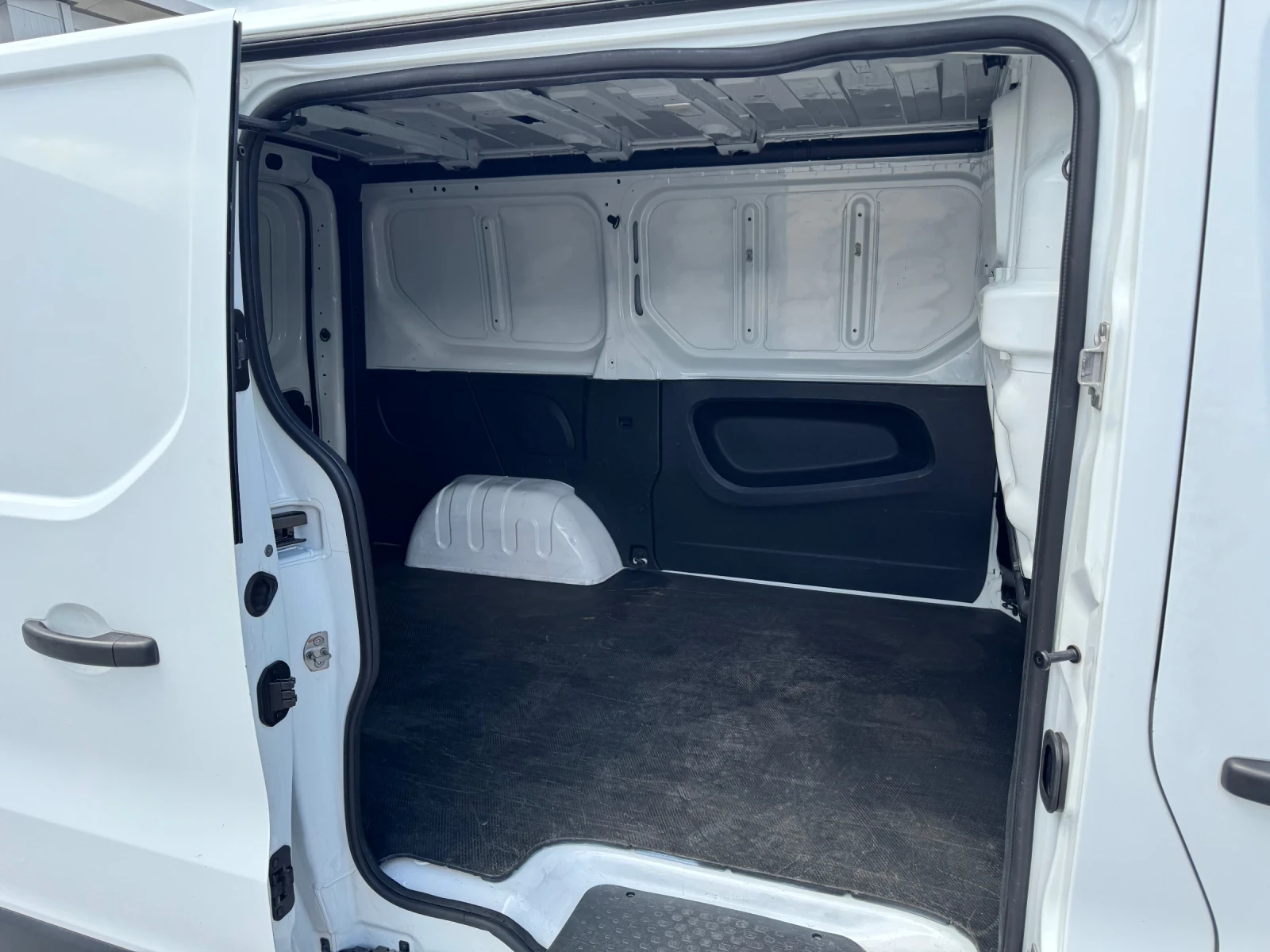 Opel Vivaro ТОП СЪСТОЯНИЕ/ РЕАЛНИ 185.000км!!!, снимка 16 - Бусове и автобуси - 54565793