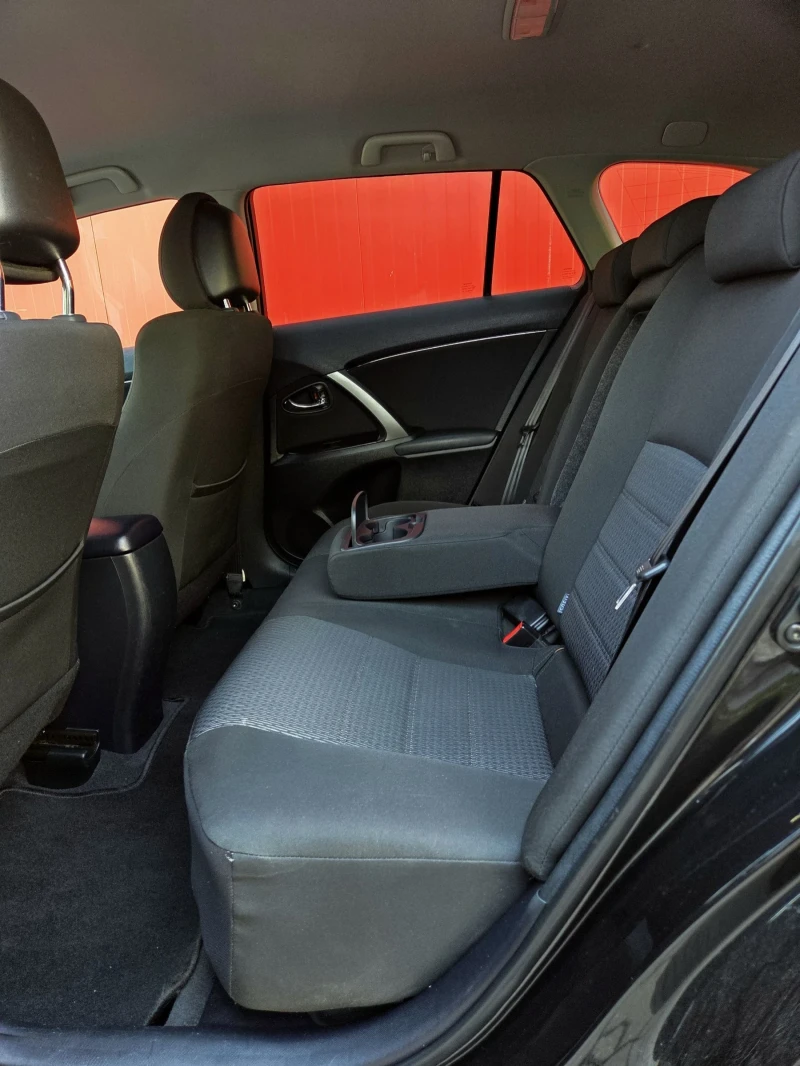 Toyota Avensis 2.0 D4D, снимка 15 - Автомобили и джипове - 51282874