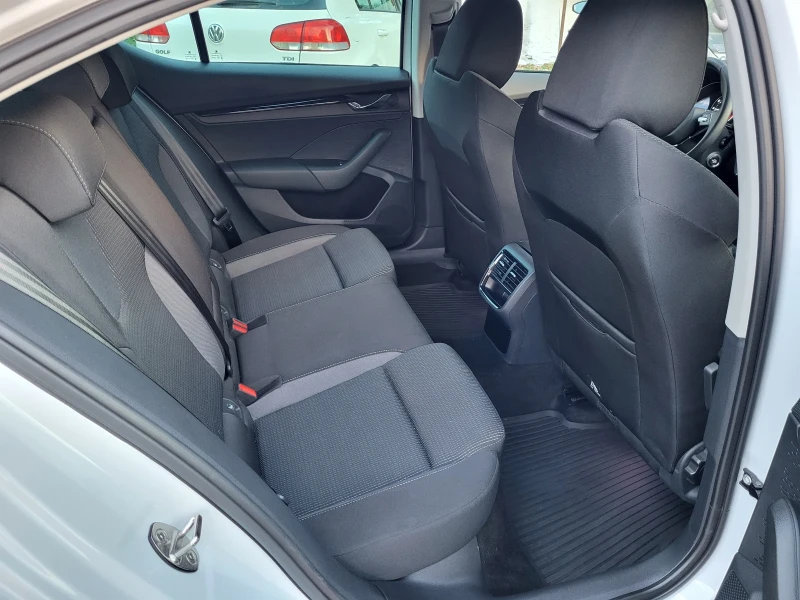 Skoda Octavia 1.5 Tfsi, снимка 10 - Автомобили и джипове - 52171385