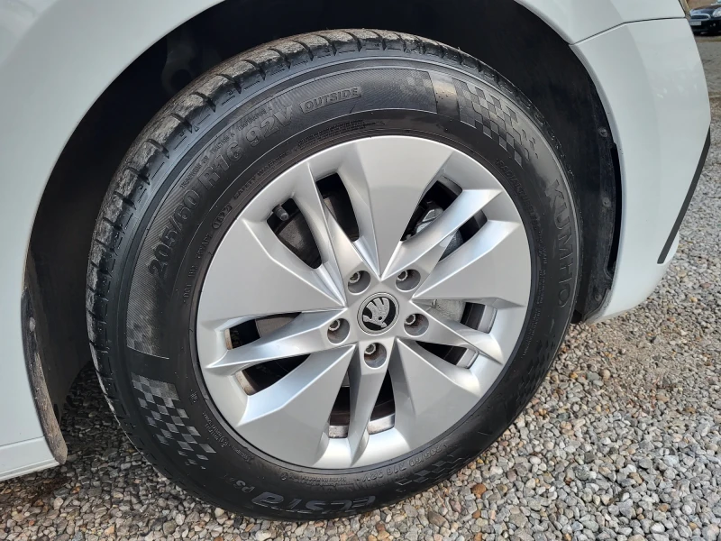 Skoda Octavia 1.5 Tfsi, снимка 15 - Автомобили и джипове - 52171385