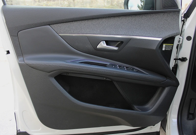 Peugeot 3008 1.6i/GT-LINE/DISTRONIC/FULL LED/KAMERA 360/PANO, снимка 16 - Автомобили и джипове - 53407090