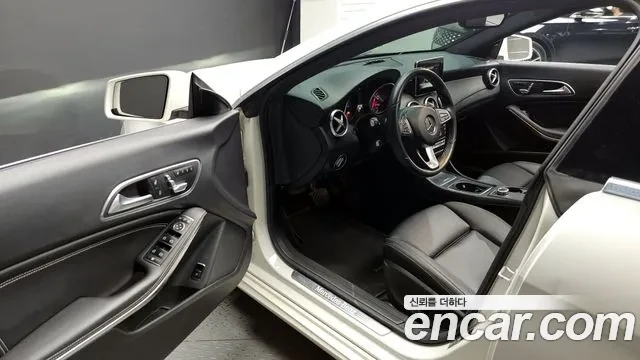 Mercedes-Benz CLA 250 4 Matic , снимка 9 - Автомобили и джипове - 54929764