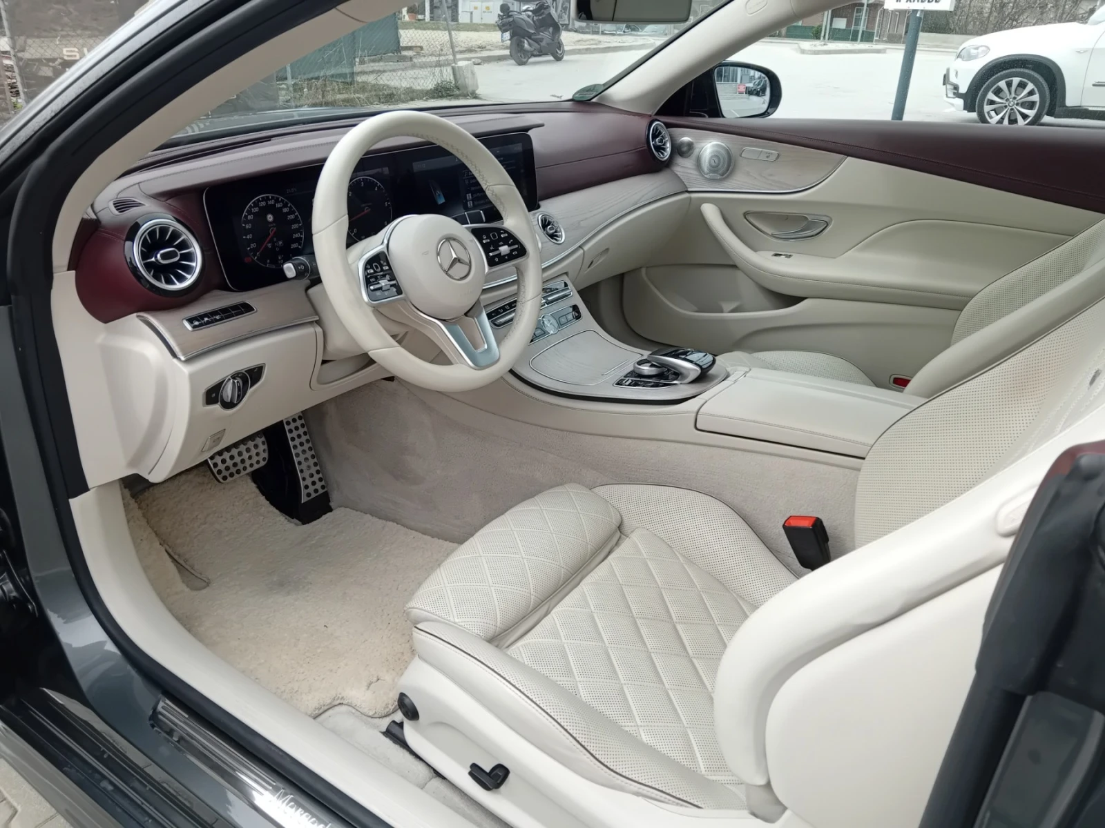 Mercedes-Benz E 400 AMG/4 MATIC/designo/ COUPE, снимка 11 - Автомобили и джипове - 53662726