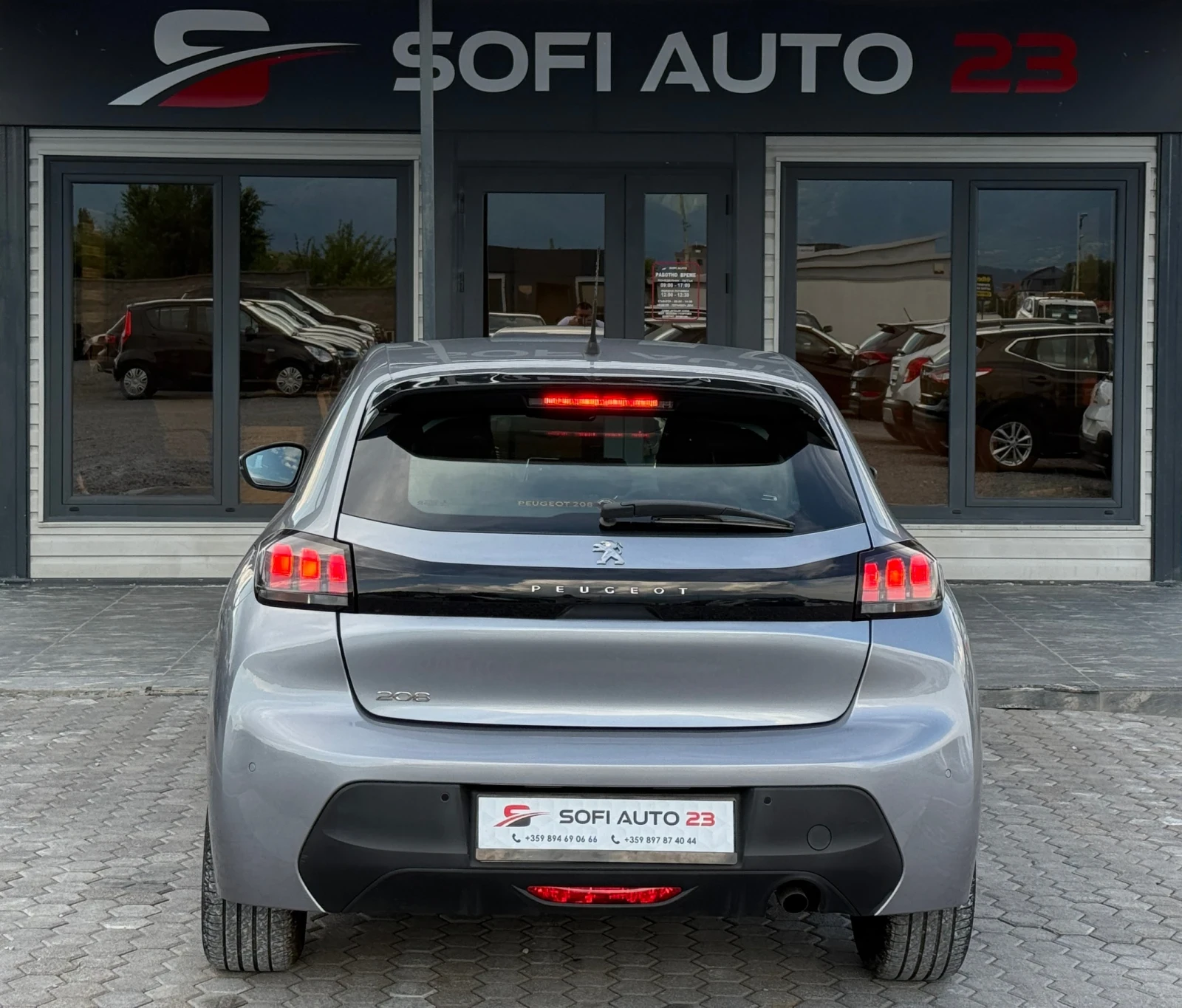 Peugeot 208 1.2 i РЕАЛНИ КИЛОМЕТРИ!, снимка 6 - Автомобили и джипове - 55002169
