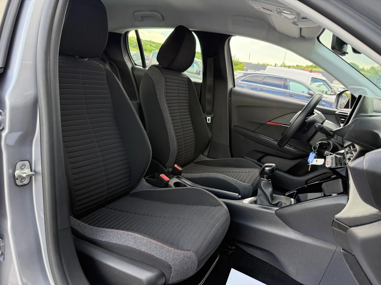 Peugeot 208 1.2 i РЕАЛНИ КИЛОМЕТРИ!, снимка 10 - Автомобили и джипове - 55002169