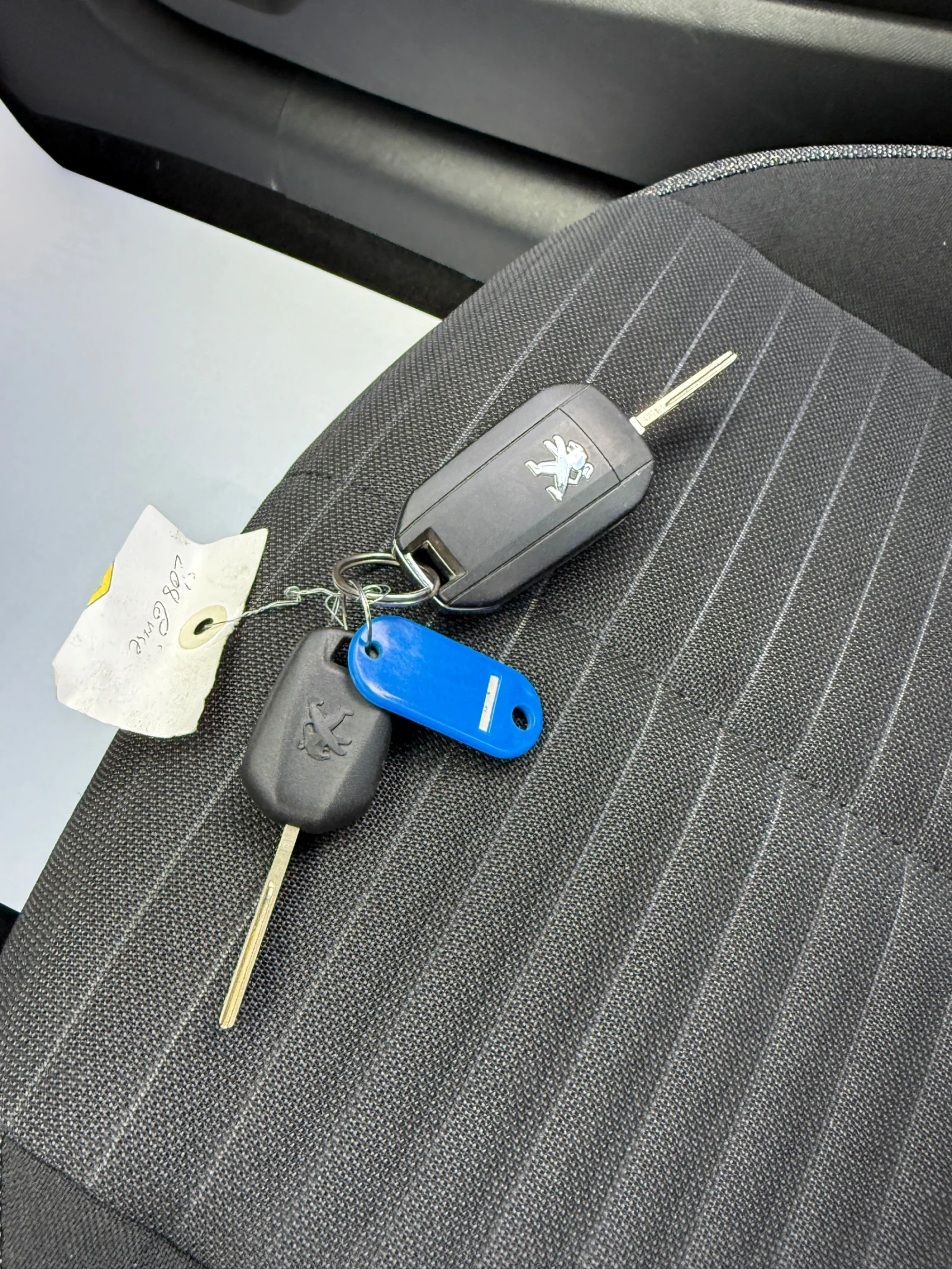 Peugeot 208 1.2 i РЕАЛНИ КИЛОМЕТРИ!, снимка 14 - Автомобили и джипове - 55002169