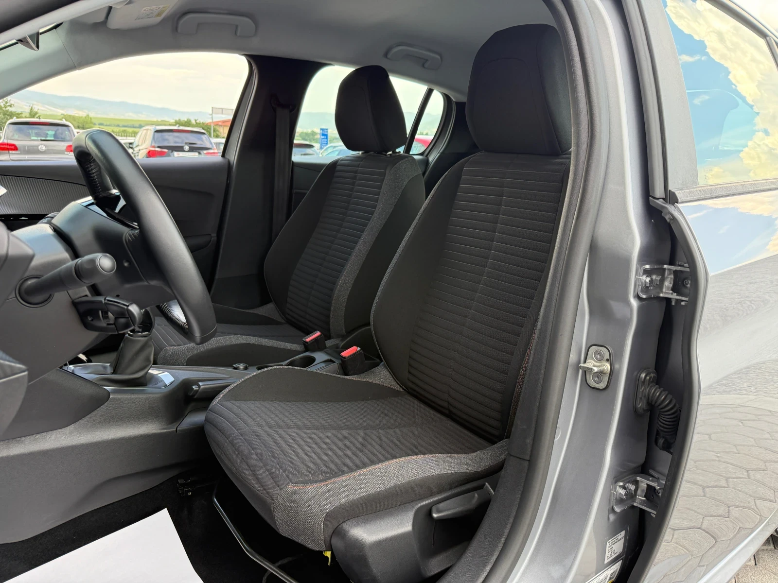 Peugeot 208 1.2 i РЕАЛНИ КИЛОМЕТРИ!, снимка 9 - Автомобили и джипове - 55002169