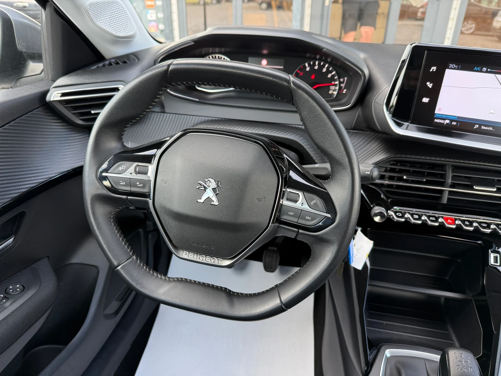 Peugeot 208 1.2 i РЕАЛНИ КИЛОМЕТРИ!, снимка 8 - Автомобили и джипове - 55002169