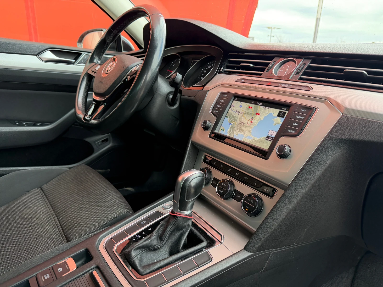 VW Passat 2.0TDI* DSG* LED* DISTRONIK, снимка 9 - Автомобили и джипове - 55783281