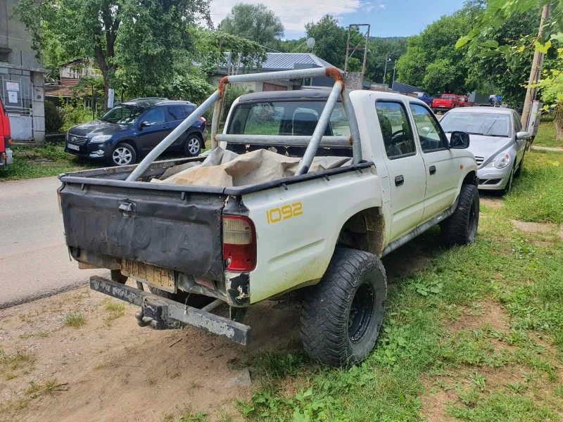 Toyota Hilux 2.4TDI, снимка 4 - Автомобили и джипове - 46833948