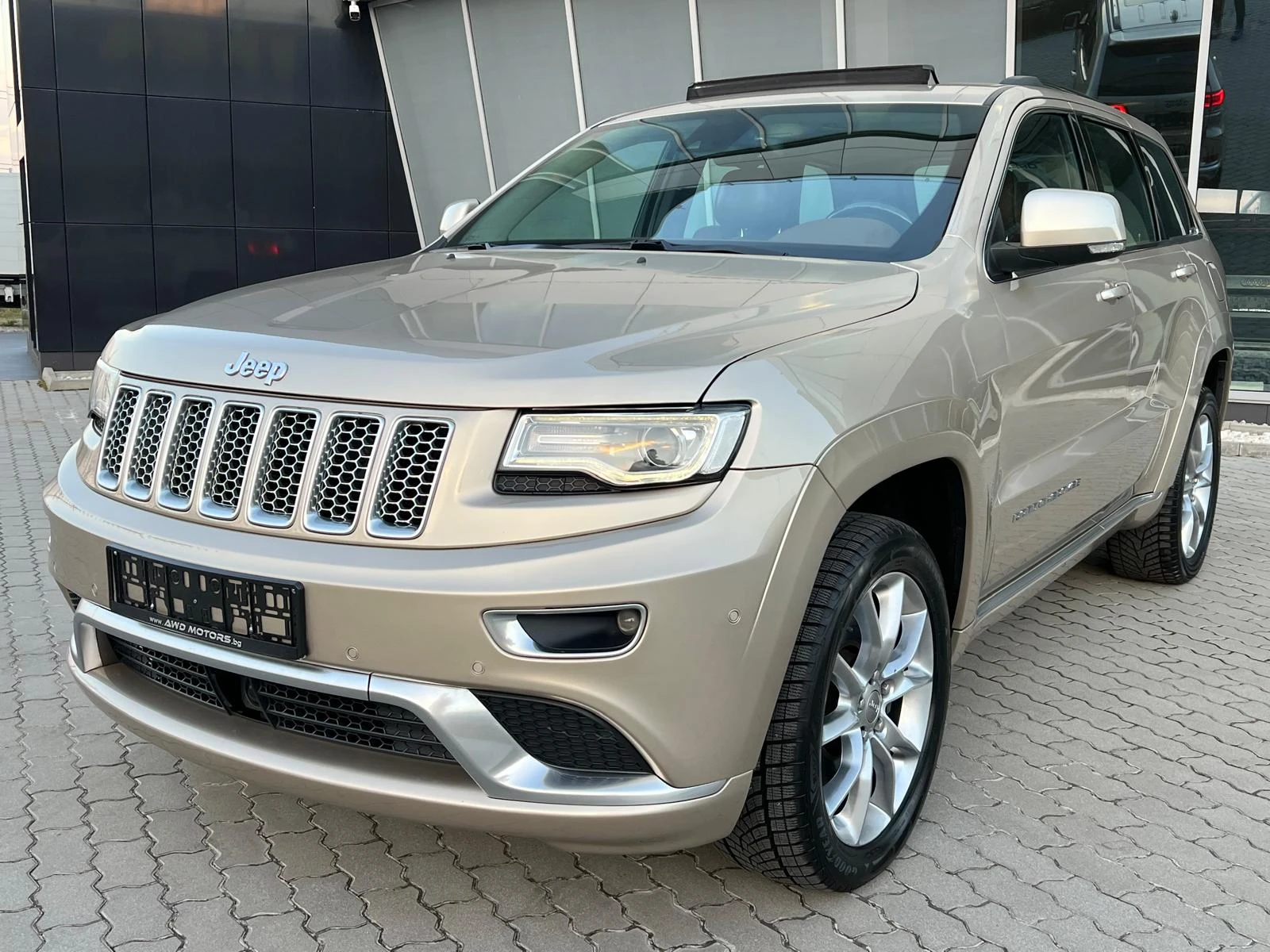 Jeep Grand cherokee SUMIT 5.7 HEMI СЕРВИЗНА ИСТОРИЯ. ВНОС ШВЕЙЦАРИЯ - изображение 2