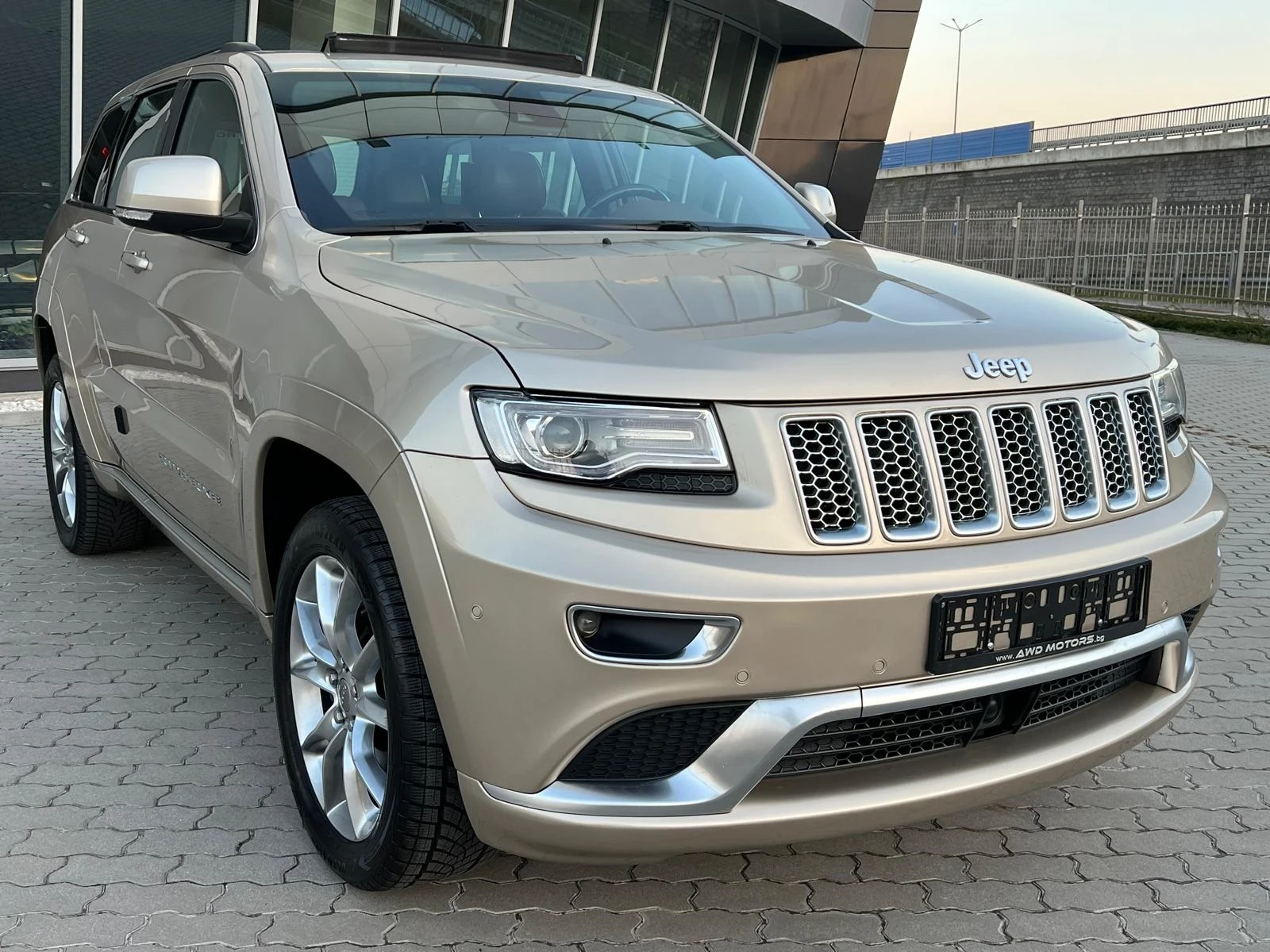 Jeep Grand cherokee SUMIT 5.7 HEMI Панорама Keyless Кожа Подгрев Нави  - изображение 2