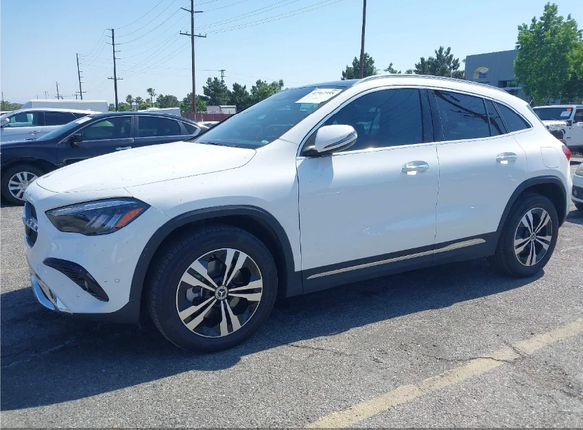 Mercedes-Benz GLA 250 ДИГ.ТАБЛО* АМБИЕНТ* ПОДГРЕВИ* ФИКС.ЦЕНА - изображение 3