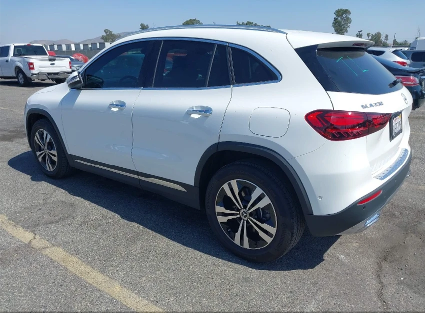 Mercedes-Benz GLA 250 ДИГ.ТАБЛО* АМБИЕНТ* ПОДГРЕВИ* ФИКС.ЦЕНА - изображение 4
