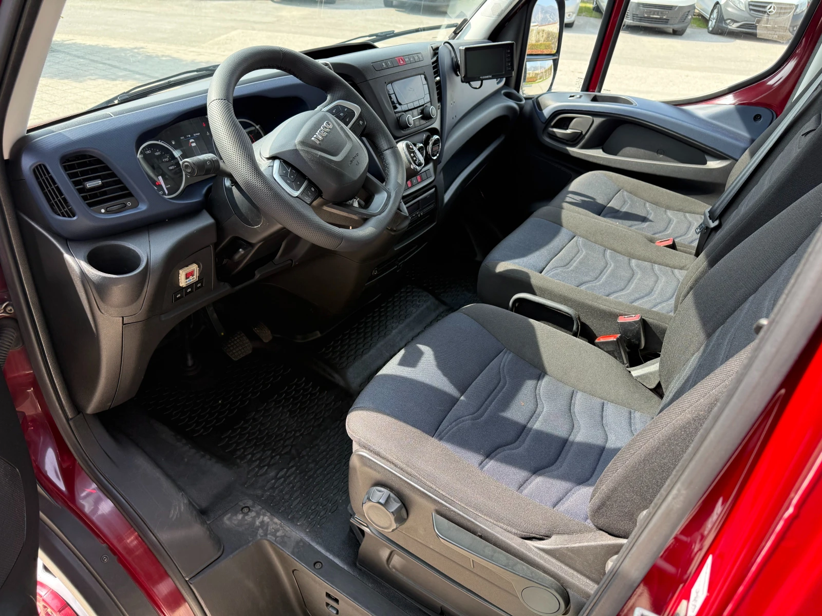 Iveco Daily 50C18 3.0HPI до 3.5т. 3.55м. Клима Euro 6, снимка 15 - Бусове и автобуси - 53982993