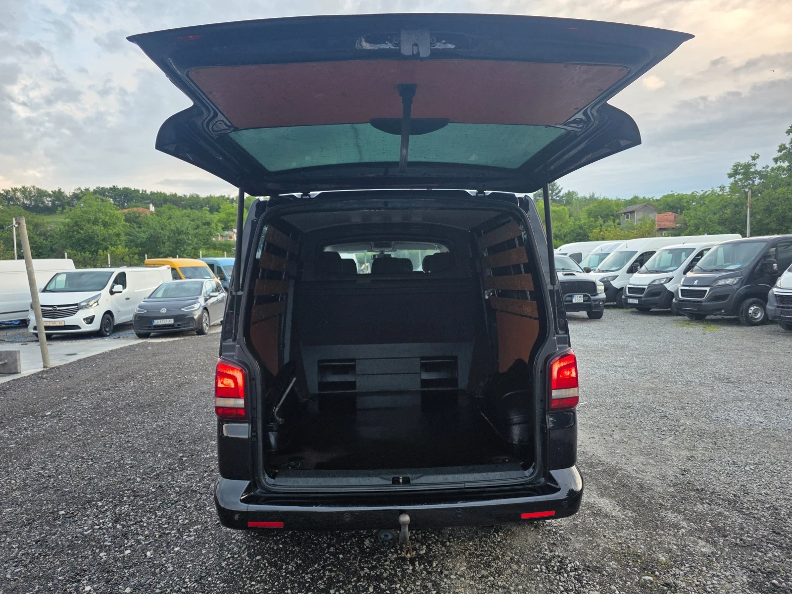 VW Transporter 2.0TDI 180к.с. Автоматик Дълга база, снимка 10 - Бусове и автобуси - 54637025