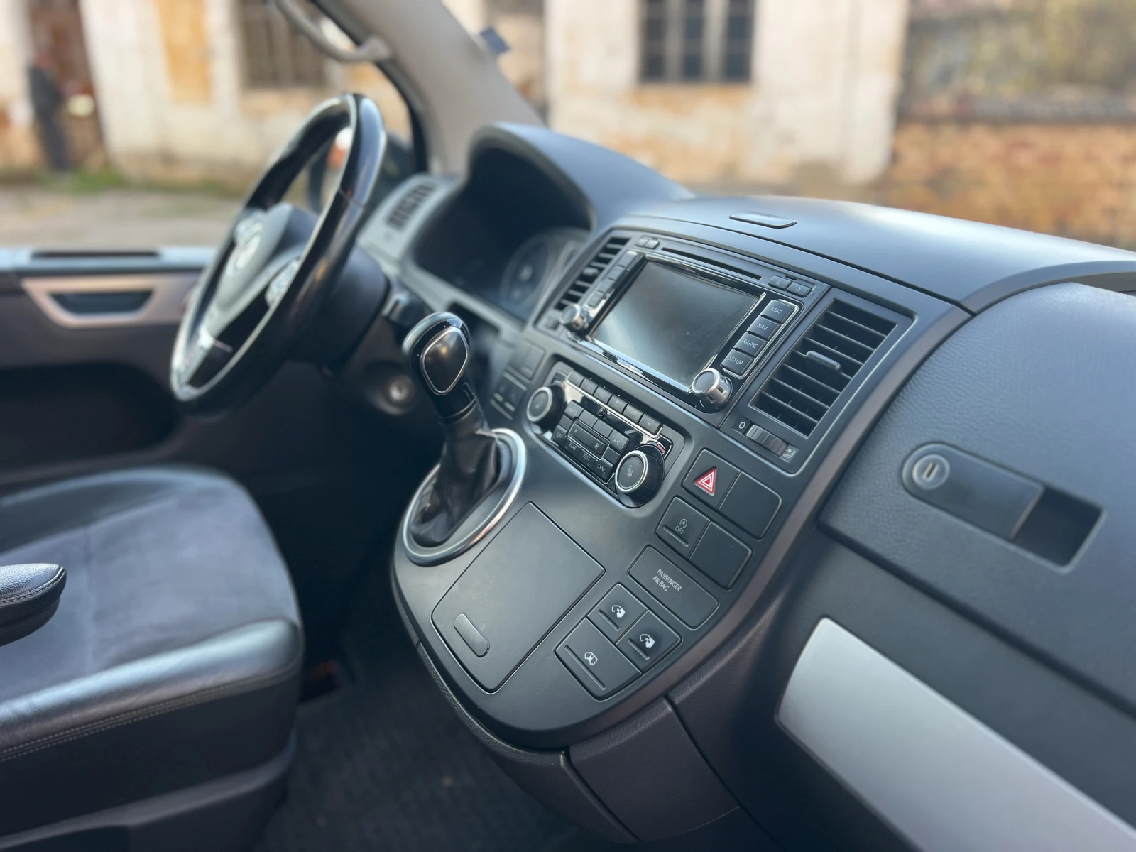 VW Multivan 2.0 TDI 180кс, снимка 8 - Бусове и автобуси - 55087849