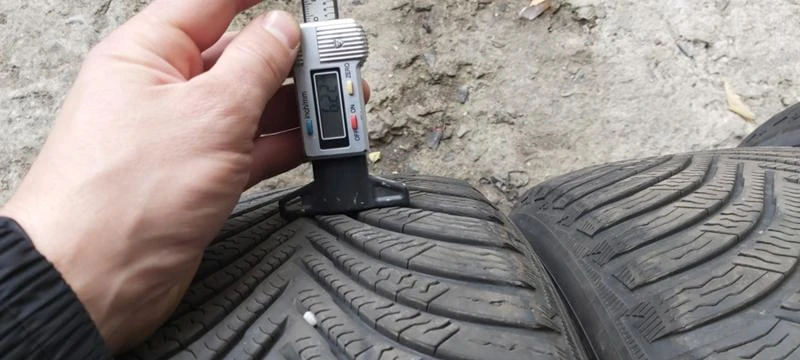 Гуми Зимни 215/60R17, снимка 4 - Гуми и джанти - 35123209