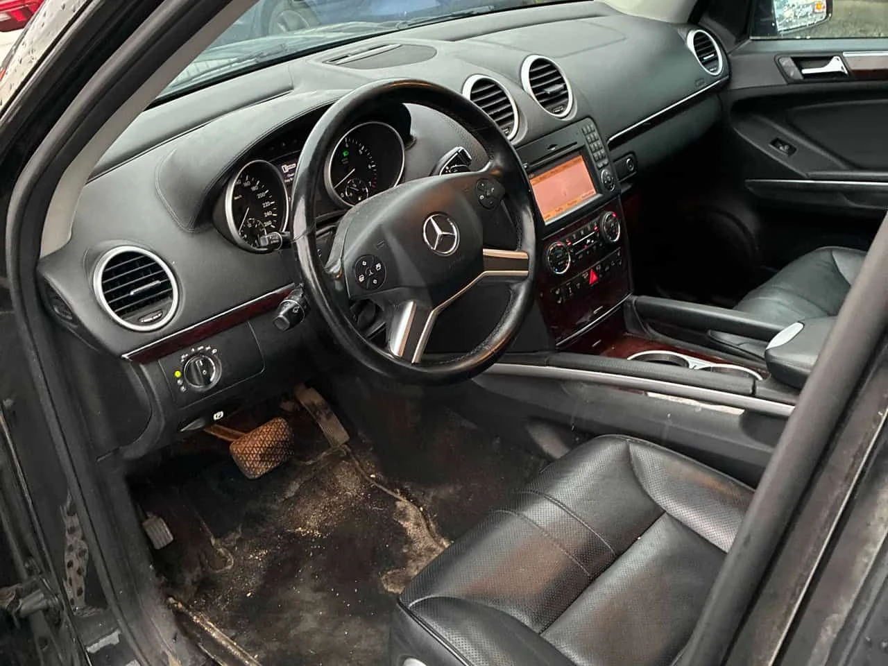 Mercedes-Benz ML 550 4MATIC * AMG PACK* ПОДГРЕВИ* ОБДУХВАНЕ* ВЪЗДУХ* , снимка 7 - Автомобили и джипове - 53804542