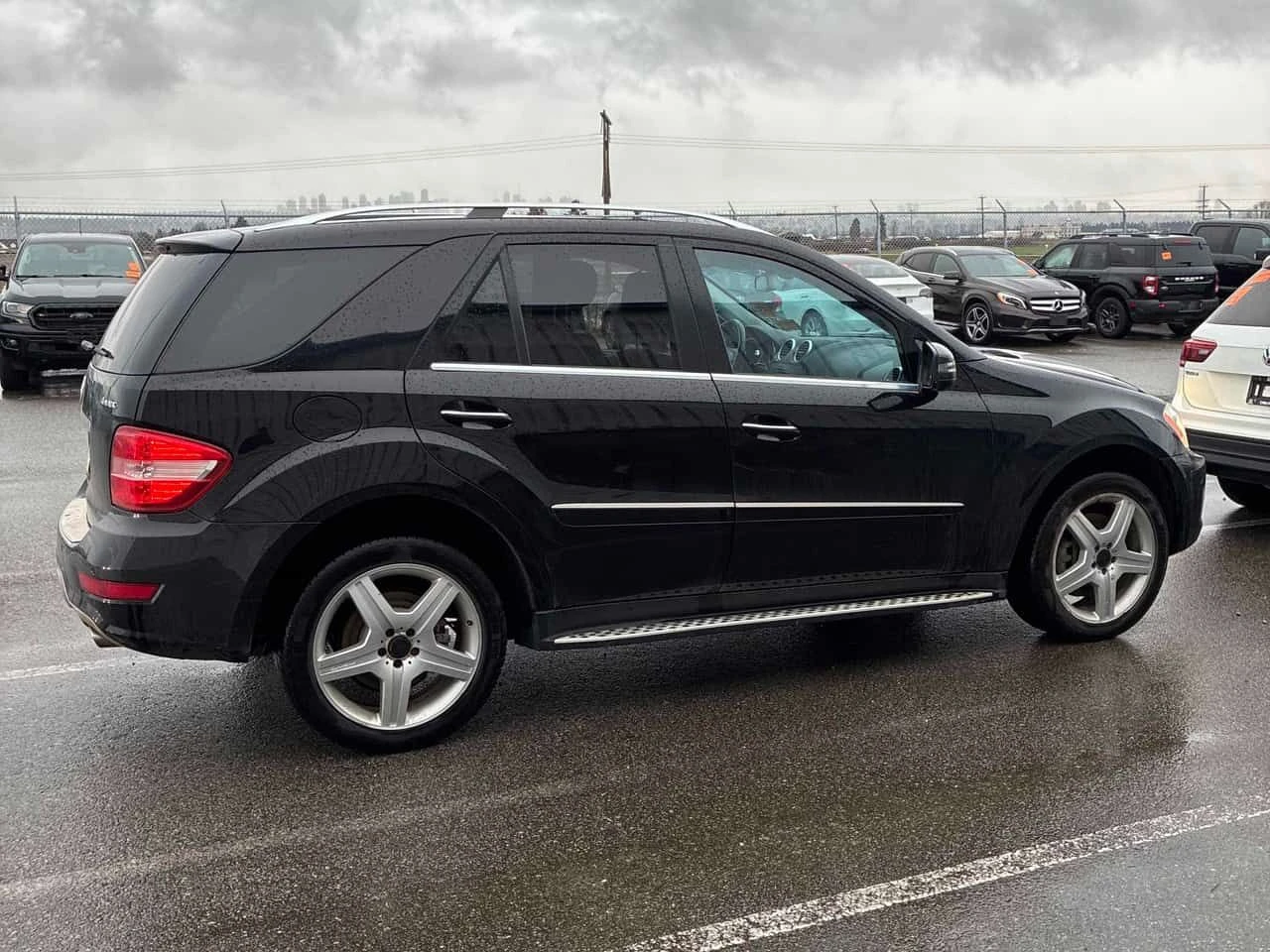 Mercedes-Benz ML 550 4MATIC * AMG PACK* ПОДГРЕВИ* ОБДУХВАНЕ* ВЪЗДУХ* , снимка 4 - Автомобили и джипове - 53804542